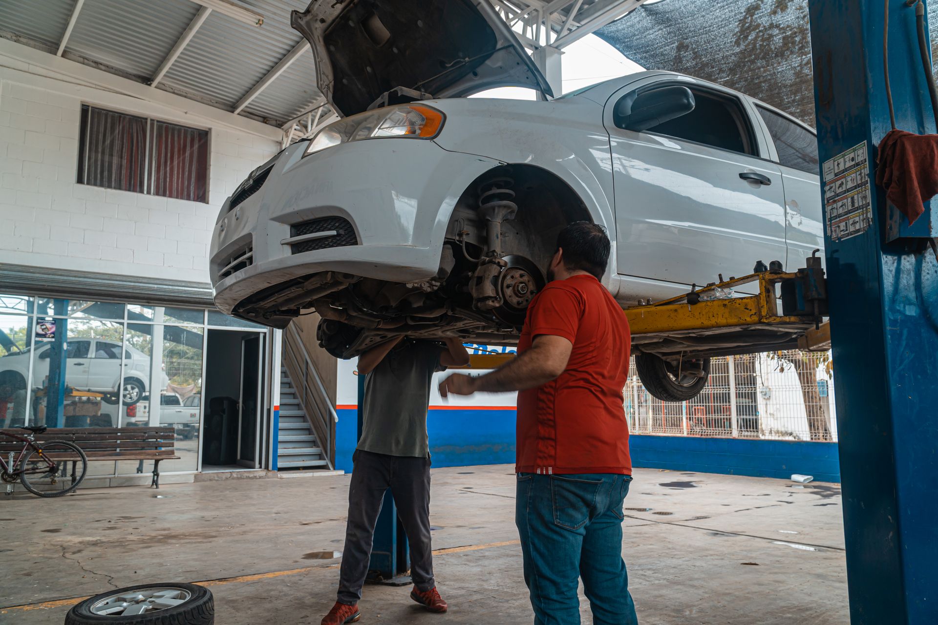 Mechanik utahuje momentovým klíčem díl v motorovém prostoru